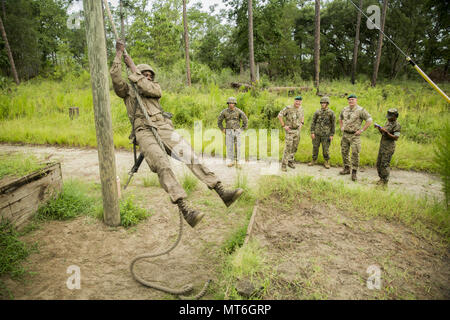 Stati Uniti Marines e British Royal Marine Commando guarda come una recluta della società Eco, 2a reclutare battaglione di formazione, oscilla su una fune su un combattimento endurance corso Luglio 29, 2017, sull isola di Parris, S.C. I leader del commando Training Center Royal Marines visitato Parris Island a guardare come U.S. Le reclute Marine sono addestrati. (U.S. Marine Corps photo by Lance Cpl. Carlin Warren) Foto Stock