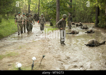 Stati Uniti Marines e British Royal Marine Commando guarda come reclute della società Eco, 2a reclutare battaglione di formazione, manovra tramite un ostacolo su un combattimento endurance corso Luglio 29, 2017, sull isola di Parris, S.C. I leader del commando Training Center Royal Marines visitato Parris Isola per dare uno sguardo a come U.S. Le reclute Marine sono addestrati. (U.S. Marine Corps photo by Lance Cpl. Carlin Warren) Foto Stock