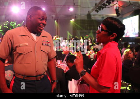 Master Sgt. Damian Cason, l impegno nella comunità chief al Marine Corps il reclutamento di comando in Quantico, Virginia, interagisce con un volontario presso la National Urban League donne di potere Awards Luncheon a St Louis, Missouri, il 27 luglio 2017. Il tema di questo anno nel corso della National Urban League conferenza nazionale era "Salvare le nostre città: istruzione, lavoro e giustizia." (U.S. Marine Corps foto di Sgt. Jennifer Webster/rilasciato) Foto Stock