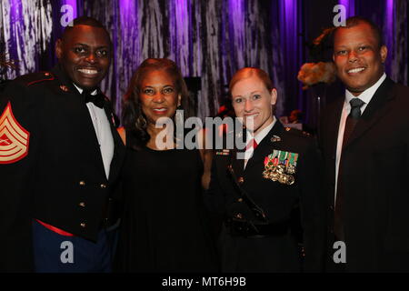 Master Sgt. Damian Cason, Dott.ssa Eva Hall, il Mag. Nicole Bastian e Venton Blandin (nella foto a sinistra a destra) posano per una foto al Whitney M. Giovani, Jr. Awards Gala a St Louis, Missouri, il 28 luglio 2017. Il tema di questo anno nel corso della National Urban League conferenza nazionale era "Salvare le nostre città: istruzione, lavoro e giustizia." (U.S. Marine Corps foto di Sgt. Jennifer Webster/rilasciato) Foto Stock