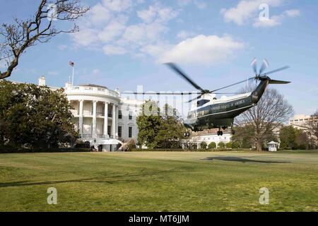 Stati Uniti I piloti marittimi con Marine Helicopter Squadron una pratica di atterraggio e decollo di un Marine sul prato sud della Casa Bianca di Washington, D.C., Marzo 18, 2017. Il Marine piloti pratica manuevering il Sikorsky SH-3 re del mare come parte della loro formazione per sostenere il Presidente degli Stati Uniti. (U.S. Marine Corps photo by: Lance Cpl. Micha R. Pierce) Foto Stock