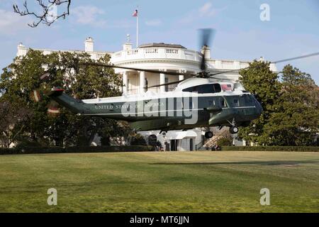 Stati Uniti I piloti marittimi con Marine Helicopter Squadron una pratica di atterraggio e decollo di un Marine sul prato sud della Casa Bianca di Washington, D.C., Marzo 18, 2017. Il Marine piloti pratica manuevering il Sikorsky SH-3 re del mare come parte della loro formazione per sostenere il Presidente degli Stati Uniti. (U.S. Marine Corps photo by: Lance Cpl. Micha R. Pierce) Foto Stock