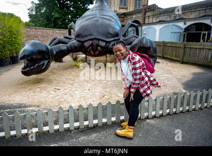 Longleat House è una casa di campagna elisabettiana nel Wiltshire, in Inghilterra, completata nel 1580 e sede dei marchesi di Bath. La USS George H.W. Bush (CVN-77) è una portaerei di classe Nimitz della United States Navy, commissionata nel 2009. L'immagine d'archivio registra un membro del servizio durante una visita al morale, Welfare and Recreation Tour il 31 luglio 2017. Foto Stock