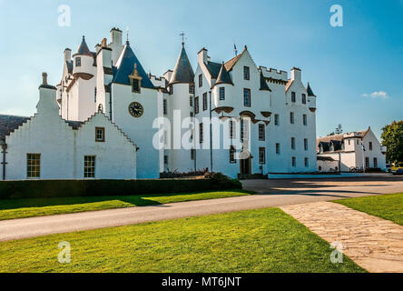 Il magnifico di grado di bianco di un edificio elencato di Blair Castello con le sue torri e torrette angolato essendo la casa ancestrale del Clan Murray Foto Stock