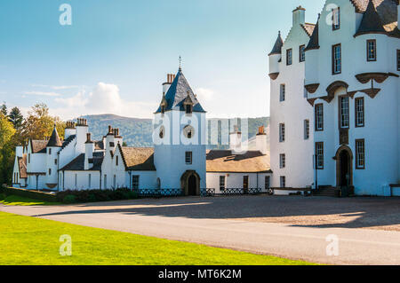 Il magnifico di grado di bianco di un edificio elencato di Blair Castle, la casa ancestrale del Clan Murray, con la nuova versione di clock tower e annessi Foto Stock