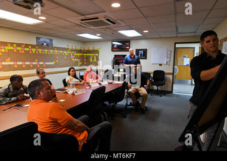 Cintura verde di professionisti e di un gruppo di esperti in materia di raccogliere per trovare modi per ridurre la quantità di rifiuti entro il cinquantunesimo delle forze di sicurezza Squadron arruolato report delle prestazioni di processo, Osan Air Base, Repubblica di Corea, Agosto 25, 2017. La cintura verde programma consente al personale di individuare i problemi e ridurre i rifiuti all'interno di un centro di lavoro attraverso una fase di otto problema pratico metodo di risoluzione. Il programma è solo uno dei tanti impostato in posizione per aiutare la forza aerea e i suoi membri a concentrarsi sulla missione e incoraggiare una cultura dell'innovazione. (U.S. Air Force foto di Airman 1. Classe Gwendalyn Smith) Foto Stock