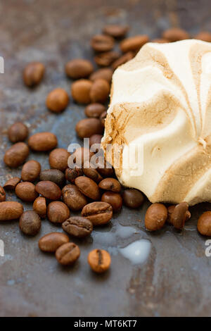 Uno marshmallow e chicchi di caffè su sfondo grounge Foto Stock