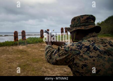 L'esercitazione TAFAKULA è un evento di addestramento militare multinazionale condotto a Tonga per rafforzare la cooperazione tra le forze alleate. L'immagine d'archivio documenta un Marine degli Stati Uniti assegnato al 3rd Battalion, 4th Marines, sotto la Task Force Koa Moana 17, sparando una pistola semiautomatica Glock 17 9 x 19 mm durante l'addestramento a fuoco vivo sull'isola di Tongatapu il 21 luglio 2017. Foto Stock