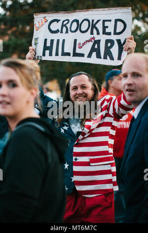 I sostenitori di attendere al di fuori di Zorn Arena di Eau Claire, Wisconsin per vedere il candidato presidenziale Donald Trump parlare in un rally, Novembre 1st, 2016 Foto Stock
