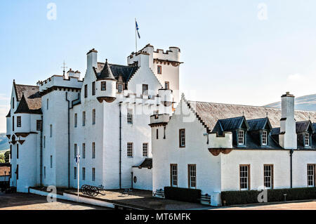 Il magnifico di grado di bianco di un edificio elencato di Blair Castello con le sue torri e torrette angolato essendo la casa ancestrale del Clan Murray Foto Stock