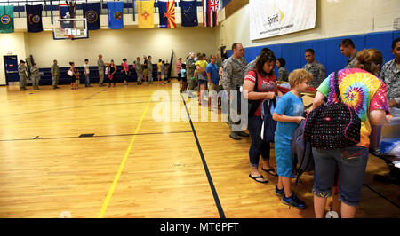 Team Moody linee fino a raccogliere forniture scolastiche al ritorno a scuola di brigata, luglio 26, 2017, a Moody Air Force Base, Ga. La Airman e famiglia centro Readiness è programmato per ospitare un altro ritorno a scuola di brigata, 16 agosto. (U.S. Air Force foto di Airman Eugene Oliver) Foto Stock