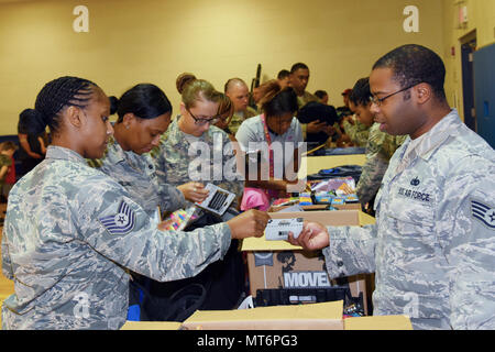 Avieri ricevere forniture scolastiche durante il periodo di ritorno sui banchi di scuola brigata, luglio 26, 2017, Moody Air Force Base, Ga. La Airman e famiglia centro Readiness è programmato per ospitare un altro ritorno a scuola di brigata, 16 agosto. (U.S Air Force foto di Airman Eugene Oliver) Foto Stock