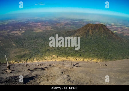 Visualizza in basso il lato di San Christobal, il vulcano più alto in Nicaragua Foto Stock