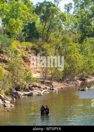 Due ragazze indigene in piedi la Lennard River, Gibb River Road, Kimberley, WA, Australia Foto Stock