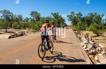 Due giovani indigeni maschi ciclisti di mountain bike equitazione il Gibb Challenge 2018, Kimberley, WA, Australia. Foto Stock