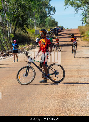 I giovani indigeni maschi ciclisti di mountain bike equitazione il Gibb Challenge 2018, Kimberley, WA, Australia. Foto Stock