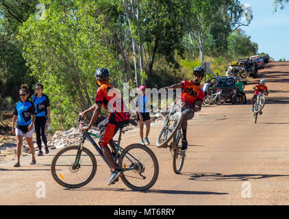 I giovani indigeni maschi ciclisti di mountain bike equitazione il Gibb Challenge 2018, Kimberley, WA, Australia. Foto Stock