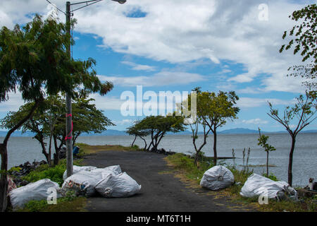 Isola di Ometepe Nicaragua. Febbraio 3, 2018. Un sentiero disseminato di immondizia che portano a riva sull isola di Ometepe Nicaragua Foto Stock