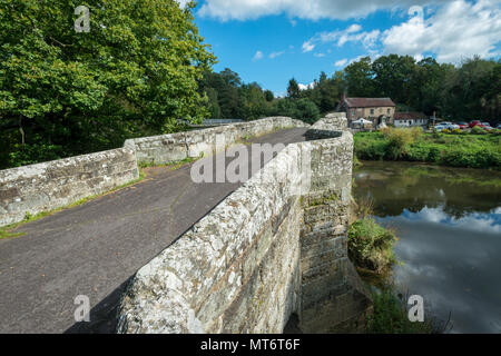 Lo storico ponte Stopham e il White Hart Pub situato sul fiume Arun a Pulborough nel West Sussex, Regno Unito. Foto Stock