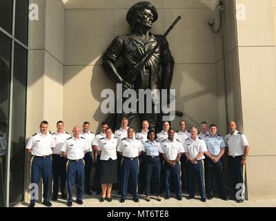 North Carolina National Guard soldati e aviatori che partecipano all'operazione Potomac sostare davanti a un minuteman statua all'Esercito nazionale Guard Readiness Center di Washington, D.C. sulla luglio 11, 2017. Funzionamento Potomac fornisce un opportunità per metà carriera di ufficiali e marescialli per approfondire il livello strategico di gestione del budget e di attuazione delle politiche con il viaggio a Washington e incontro con i membri del Congresso e la Guardia Nazionale Bureau leadership. (Foto cortesia del Magg. Bob può) Foto Stock