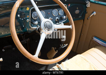 Classic car interior, volante cruscotto , in stile vintage, anni cinquanta anni sessanta anni settanta, Foto Stock