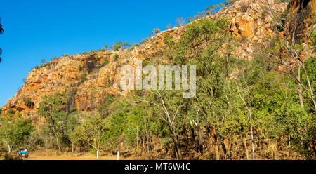 La Gibb River Road, una strada sterrata che passa attraverso il red pindan scogliere del Re Leopoldo varia in Kimberley, WA, Australia. Foto Stock