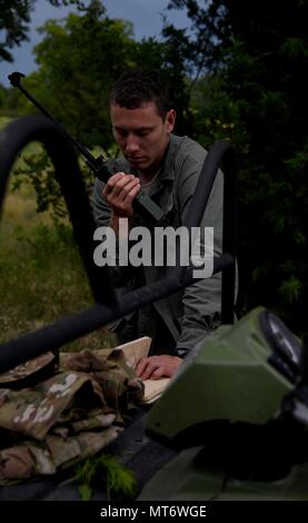 Tech. Sgt. Garrett Wright, XXII Operations Support Squadron sopravvivenza, Evasione, di resistenza e di fuga e di personale specializzato di recupero, comunica con il personale di volo durante un combattimento sopravvivenza Corso di Aggiornamento Luglio 13, 2017, in Derby, Kan. Durante la formazione, Wright coordinati con equipaggio per stabilire le comunicazioni con la simulazione di una forza di recupero. (U.S. Air Force foto/Airman 1. Classe Erin McClellan) Foto Stock