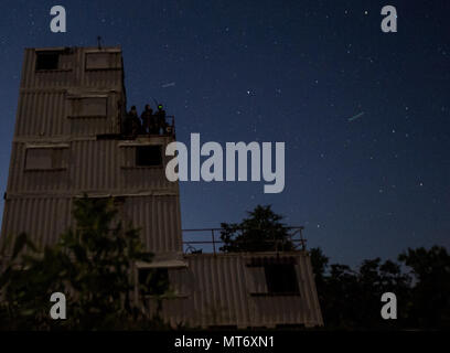 170502-F-OH871-0407 HURLBURT FIELD, Fla. (2 maggio 2017) Guarnizione ai membri del team di condurre una prova di concetto test di sviluppo con un in acqua drone di ricognizione durante l'esercizio TRIDENT 17 sul campo Hurlburt, Fla. TRIDENT 17 è Naval Special Warfare's premiere comune di evento di formazione che comprende diverse forze per le operazioni speciali e militare convenzionale partecipanti nonché i paesi partner e le agenzie partner per creare effetti realistici, combinato a scenari di sforzo per unità operative. (U.S. Air Force foto di Tech. Sgt. Gregorio Brook/rilasciato) Foto Stock