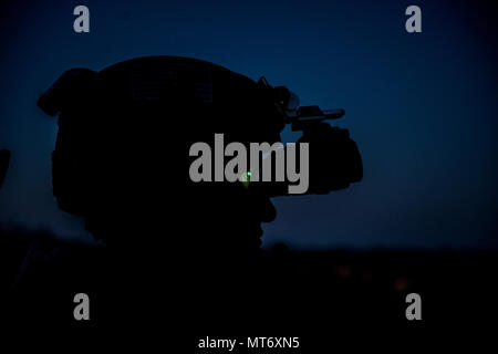 170502-F-OH871-0163 HURLBURT FIELD, Fla. (2 maggio 2017) Guarnizione ai membri del team di condurre una prova di concetto test di sviluppo con un'acqua drone di ricognizione durante l'esercizio TRIDENT 17 sul campo Hurlburt, Fla. TRIDENT 17 è Naval Special Warfare's premiere comune di evento di formazione che comprende diverse forze per le operazioni speciali e militare convenzionale partecipanti nonché i paesi partner e le agenzie partner per creare effetti realistici, combinato a scenari di sforzo per unità operative. (U.S. Air Force foto di Tech. Sgt. Gregorio Brook/rilasciato) Foto Stock