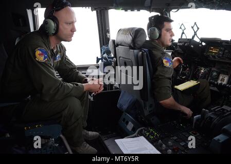 Il personale. Sgt. Giacobbe Wright, 3d Airlift Squadron loadmaster e Capt. Steve Quinn, 3d come pilota di aerei e comandante, condurre le procedure di volo durante l uragano soccorsi sett. 26, 2017, a san Tommaso, U.S. Isole Vergini. (U.S. Air Force foto di Tech. Sgt. Matt Davis) Foto Stock