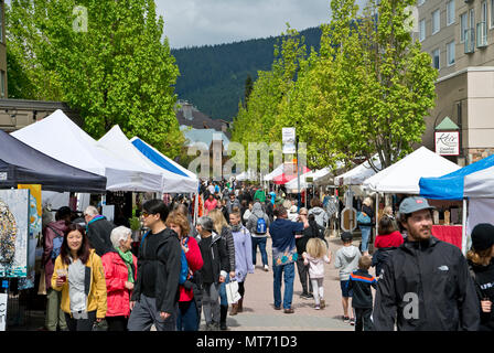 Mercato degli Agricoltori la folla in Whistler BC Maggio 2018 Foto Stock