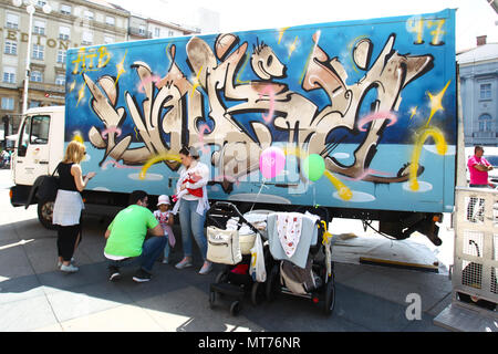 Zagabria, Croazia - 19 Maggio 2018 : persone con bambini in piedi di fronte a un carrello dipinta con i graffiti sulla piazza Jelacic a Zagabria in Croazia. Foto Stock