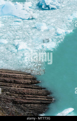 I punti di riunione di ghiaccio, rock e acqua al ghiacciaio Perito Moreno, Argentina Foto Stock