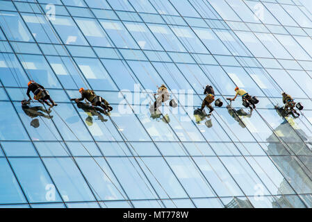 Lavoratori il lavaggio finestre del grattacielo moderno edificio Foto Stock