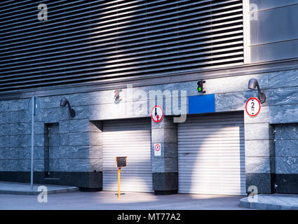 Logistica, stoccaggio, spedizione, industria e produzione concetto - magazzino porta o gate e box di carico Foto Stock