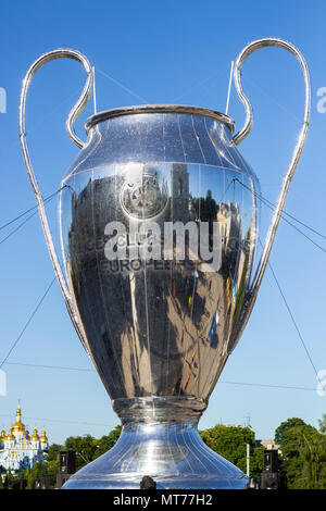 Kiev, Ucraina - 26 Maggio 2018: Grande copia della UEFA Champions League Cup sulla Sophia piazza a Kiev Foto Stock