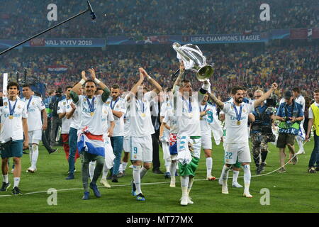 Kiev, Ucraina - 26 Maggio 2018: Real Madrid Sergio Ramos solleva il trofeo durante la finale di Champions League Soccer match tra il Real Madrid e il Liverpool al NSC Olympic Stadium (foto di Alexandr Gusev / Pacific Stampa) Foto Stock