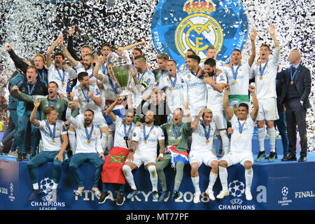 Kiev, Ucraina - 26 Maggio 2018: Real Madrid Sergio Ramos solleva il trofeo durante la finale di Champions League Soccer match tra il Real Madrid e il Liverpool al NSC Olympic Stadium (foto di Alexandr Gusev / Pacific Stampa) Foto Stock