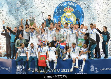 Kiev, Ucraina - 26 Maggio 2018: Real Madrid Sergio Ramos solleva il trofeo durante la finale di Champions League Soccer match tra il Real Madrid e il Liverpool al NSC Olympic Stadium (foto di Alexandr Gusev / Pacific Stampa) Foto Stock