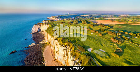 Panoramica aerea di chalk Scogliere di Etretat - Normandia, Francia Foto Stock