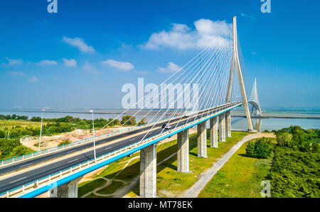 Il Pont de Normandie, un ponte stradale attraverso la Senna che collega Le Havre a Honfleur in Normandia, Francia Foto Stock