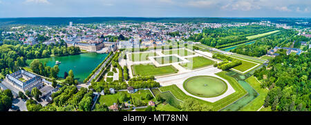 Vista aerea del Chateau de Fontainebleau con i suoi giardini, un sito Patrimonio Mondiale dell'UNESCO in Francia Foto Stock