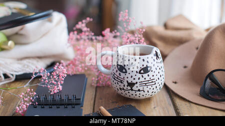 Vista superiore o piatto di laici che viaggiano insieme, notebook,concetto di viaggio . Caffè del mattino Foto Stock