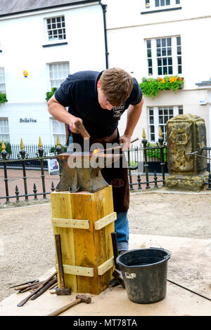 Fabbro lavora all'aperto presso il pantiles tunbridge wells rendendo la tradizione gli elementi in ferro Foto Stock