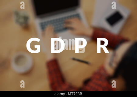 Imprenditrice sfocata seduti al proprio computer portatile, la lettura delle informazioni relative a nuovi regolamenti dell' Unione europea sulla protezione dei dati. Il PILR concept Foto Stock