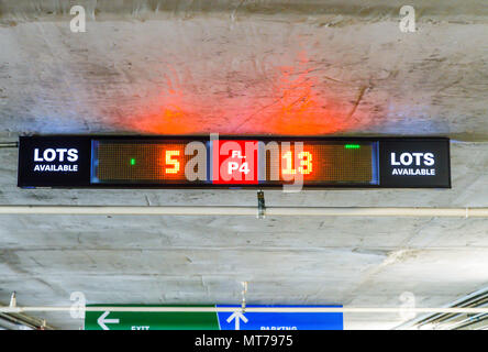 Indica la direzione di trasporto per parcheggio auto nel centro commerciale per lo shopping. Foto Stock