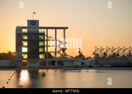 Sarasota. Florida USA. 2017 FISA World Rowing Championships, Nathan Benderson Park. Sunrise dietro la torre di finitura. Martedì 19.09.2017 © Peter Foto Stock