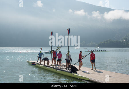 Aiguebelette, Francia. USA M8+, prepararsi per una mattinata sessione di formazione presso la FISA 2014 World Cup II, 09:23:59 Giovedì 19/06/2014. [Credito obbligatorio Foto Stock