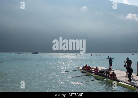 Aiguebelette, Francia. USA M8+, prepararsi per una mattinata sessione di formazione presso la FISA 2014 World Cup II, 09:25:35 Giovedì 19/06/2014. [Credito obbligatorio Foto Stock