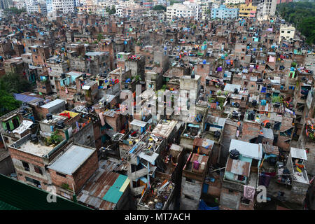 Vista superiore del filamento rilievo pakistani Camp, conosciuto popolarmente come il 'Geneva Camp' a Mohammadpur a Dhaka, nel Bangladesh il 23 maggio 2018. Foto Stock